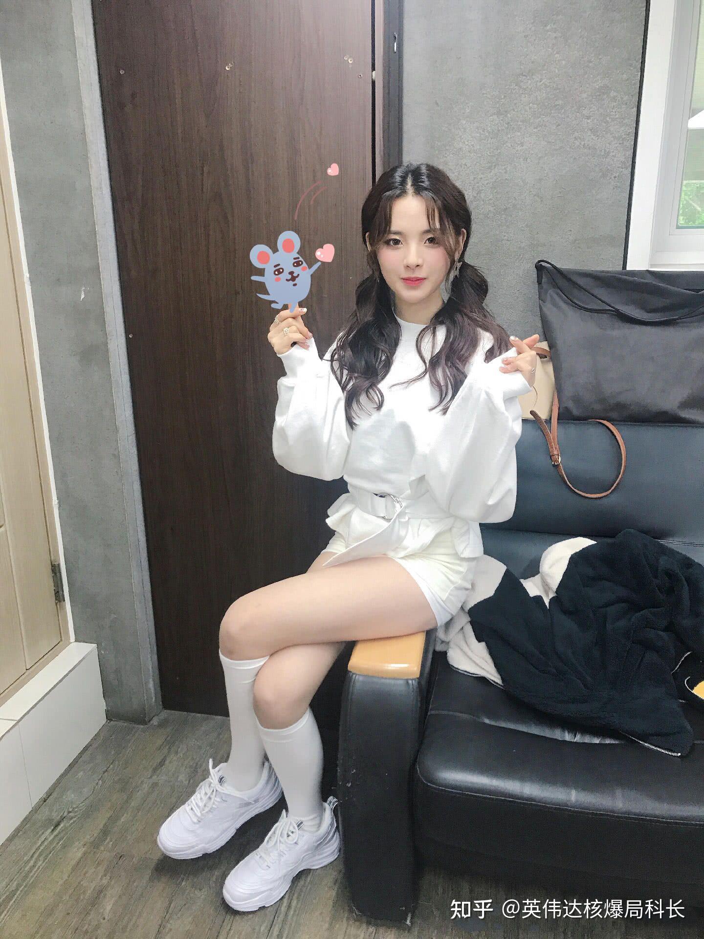 杨超越有哪些好看的大长腿美图