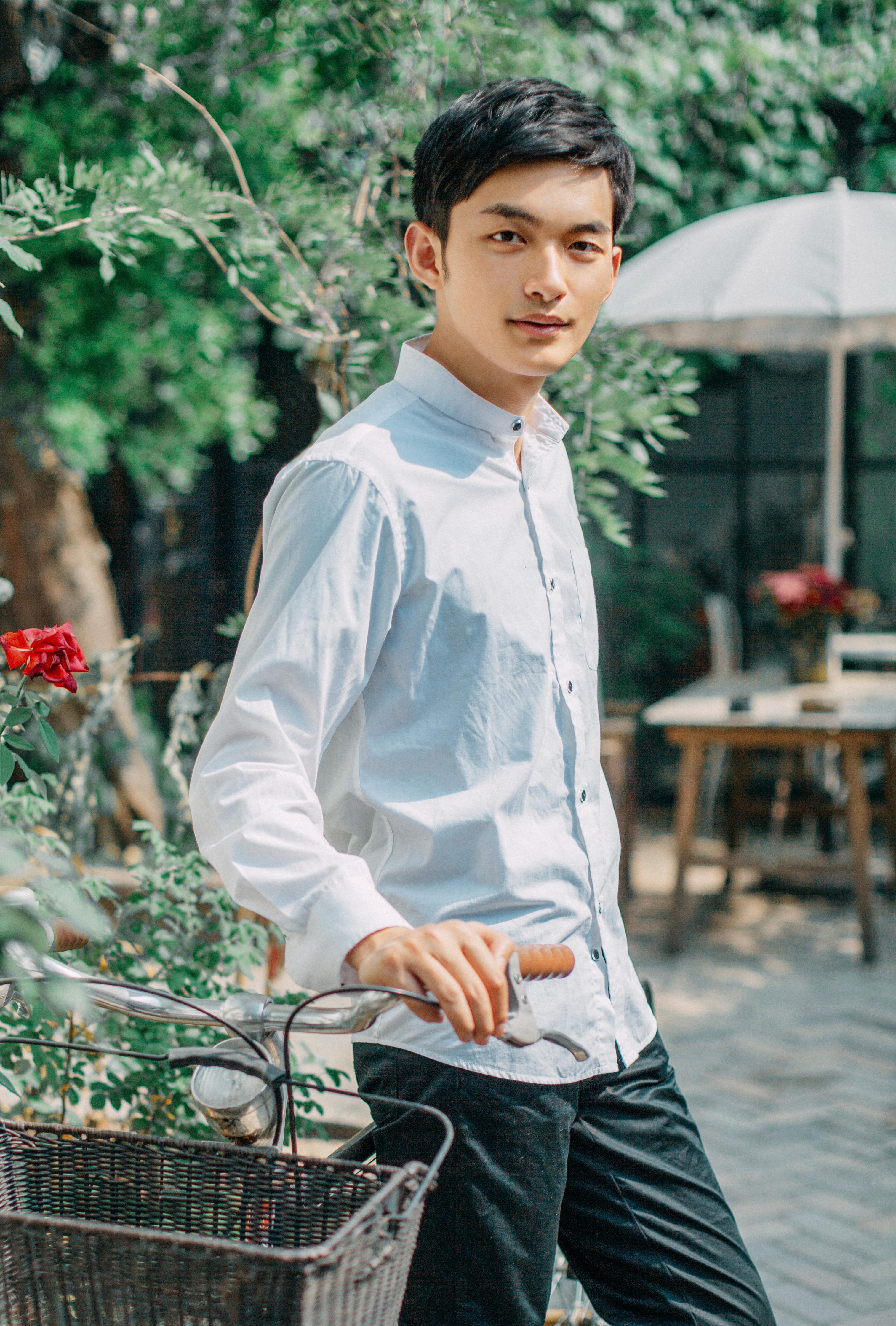 男性拍照时有哪些不错的姿势可以选择