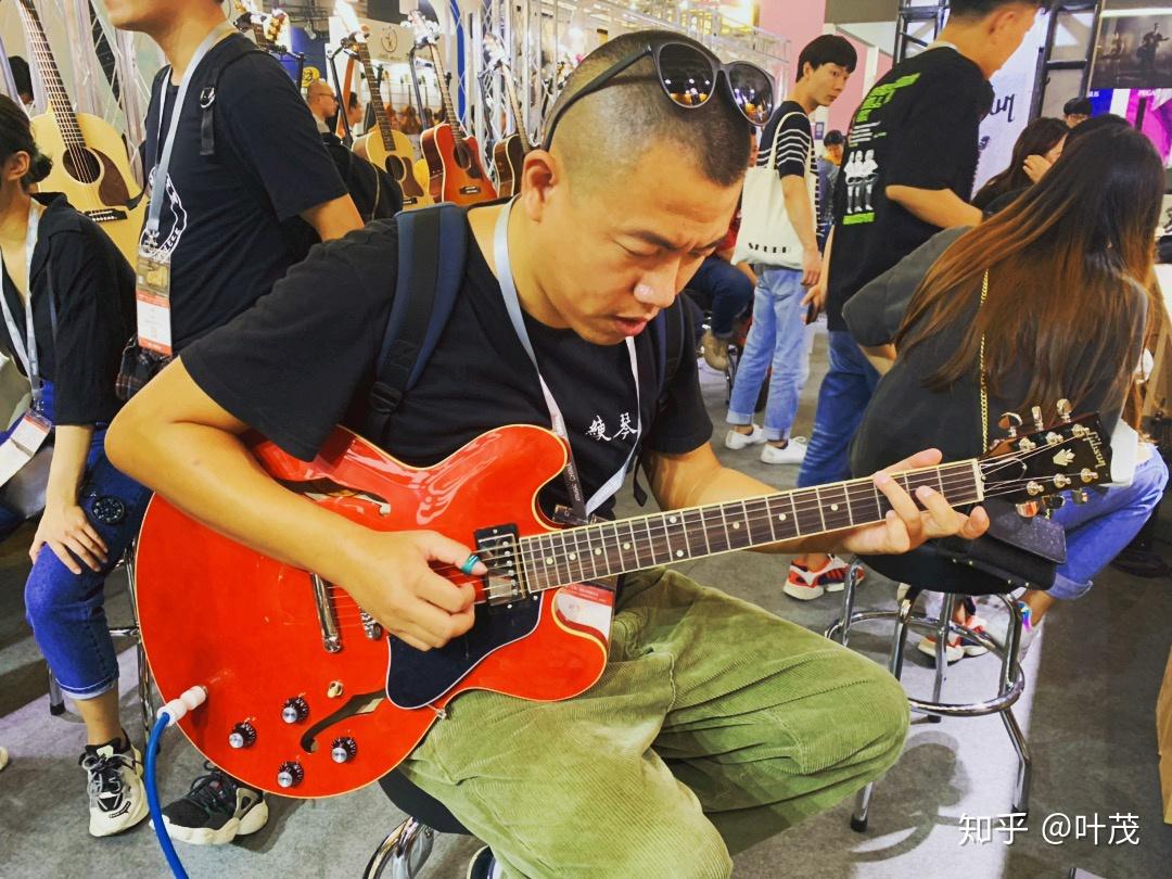 初学者学吉他有什么网上的视频课或公众号推荐吗?