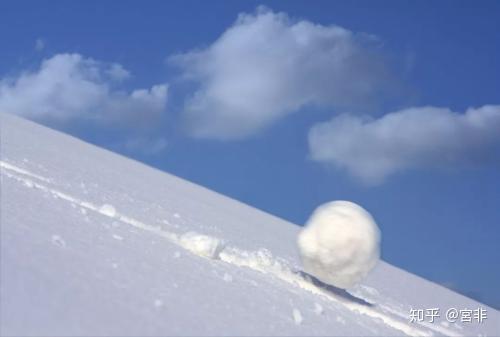 如果在山上滚一个大雪球下来,到山下会变成一个巨大的雪球吗?