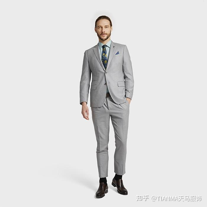 灰色正装适合搭配什么颜色衬衫和领带