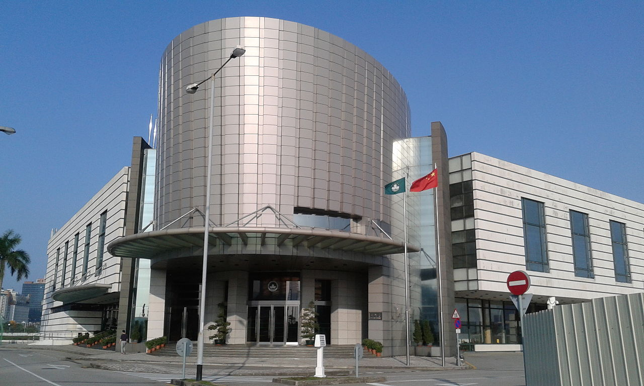 在这张1844年在澳门拍摄的照片中,远处的这个建筑现在是否还存在?