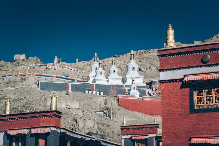 世界著名建筑青海贡萨寺青藏高原神山圣水围绕的旅游净地