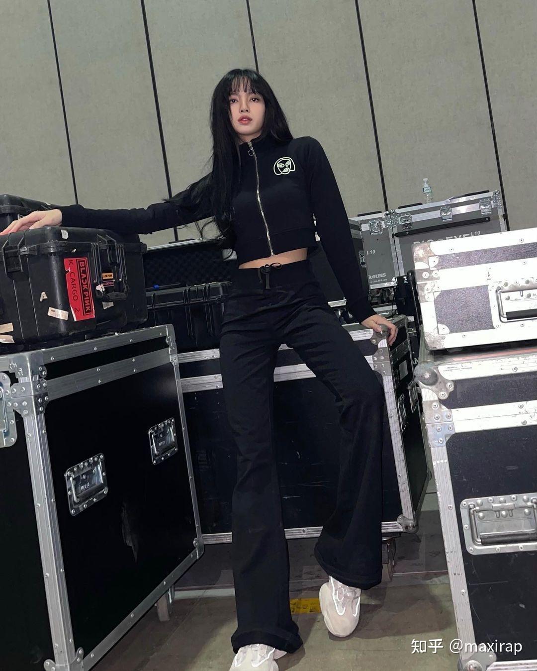 lisa真人的肩真的很宽吗