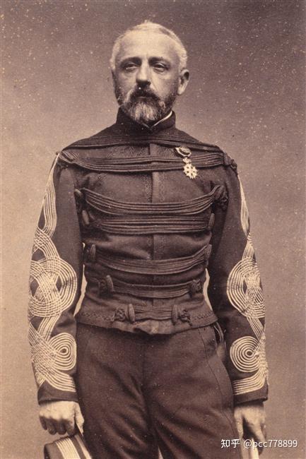 有没有大佬介绍一下日本明治前期军服袖章上的丝线数量和盘花数量所