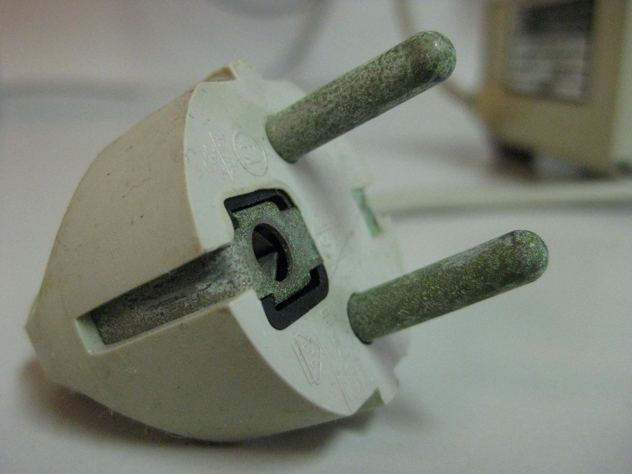 3. 线路老化短路