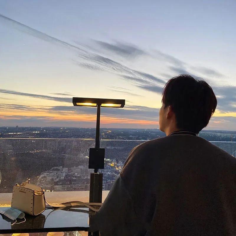 有哪些男士的背影图片可以当头像的?黑色的,冷酷的那种? - 知乎