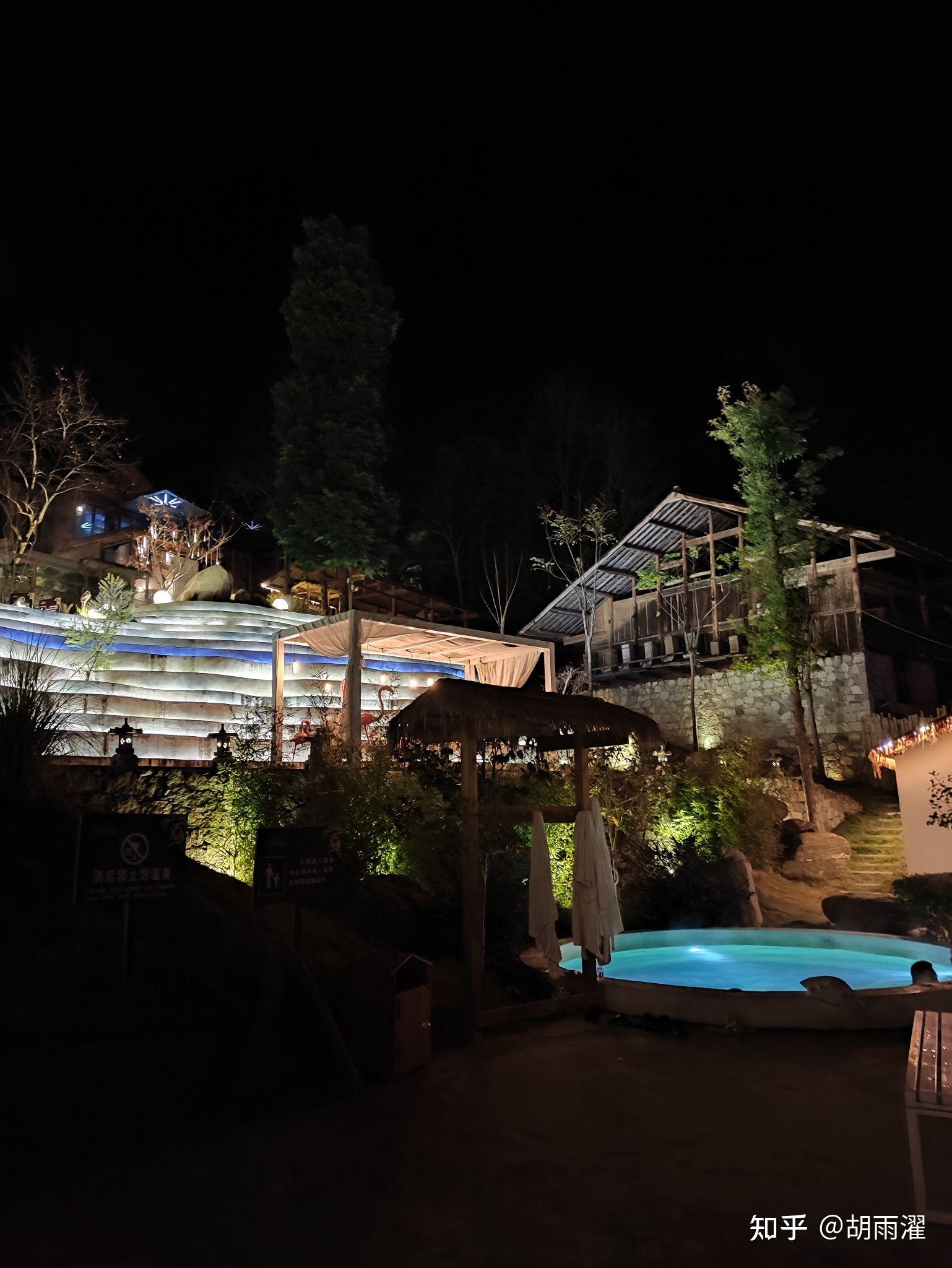 去海螺沟旅游想住自带温泉酒店有推荐的吗