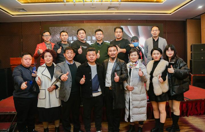 河南中电影龙女孩精彩亮相百城发布暨商务合作排队中