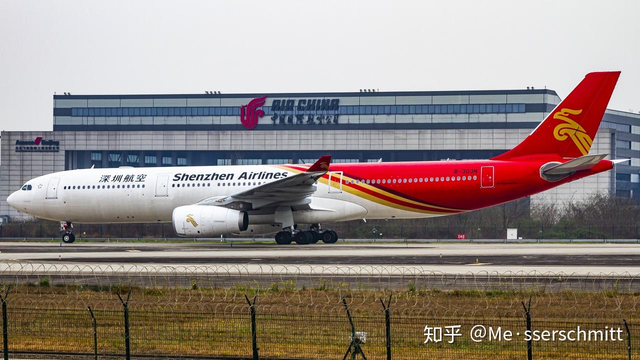 夜班深圳航空飞机快要降落时广播员念词时的背景音乐是什么