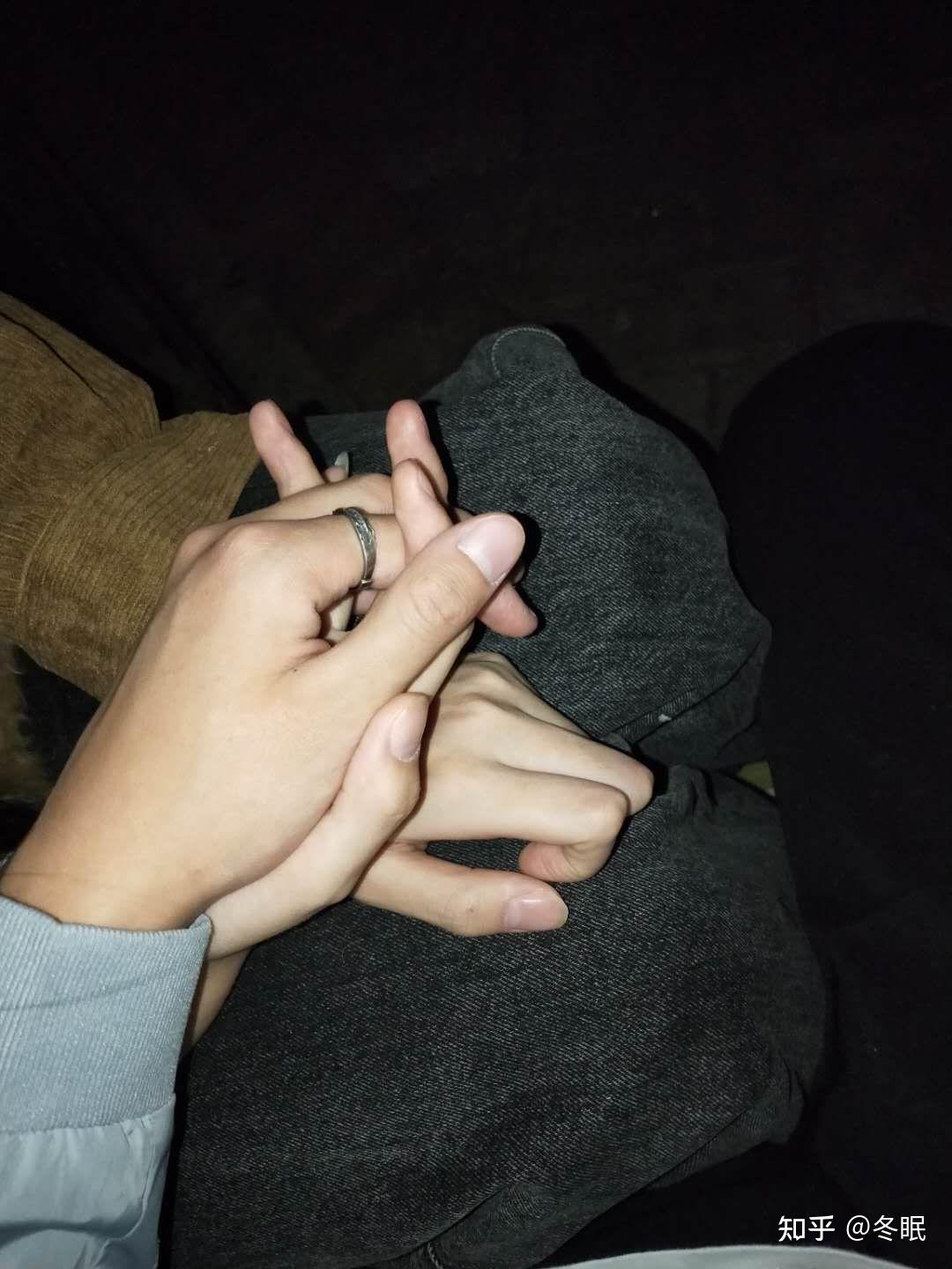 本人男生,怎么假装有男朋友,想求一张牵手照片或者依稀可见背影的照片