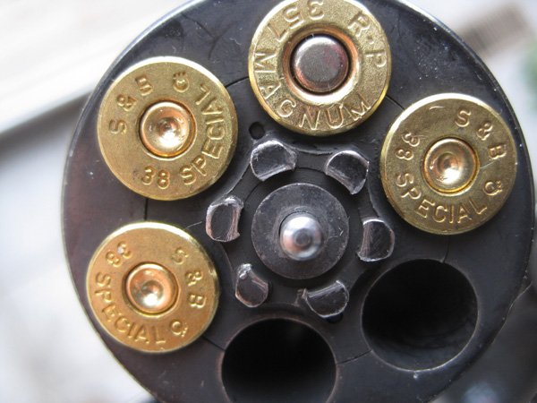 左轮手枪弹巢结构如何如何保证装弹时子弹不会从另一头滑出是因为子弹