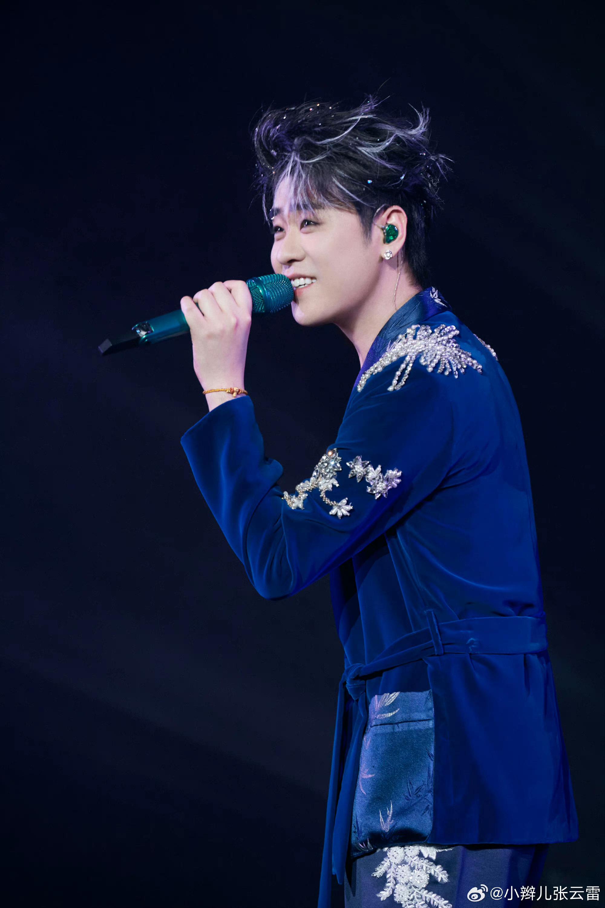 请说说歌手张云雷最近的五场万人演唱会上,你最喜欢的服装和造型?