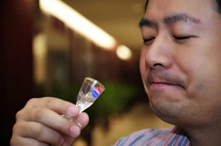 一喝酒就上头这是身体在警告你