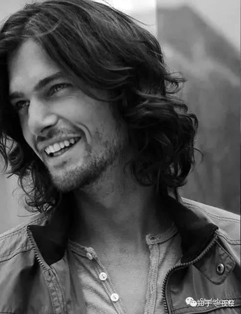 男生卷毛留长发发型推荐