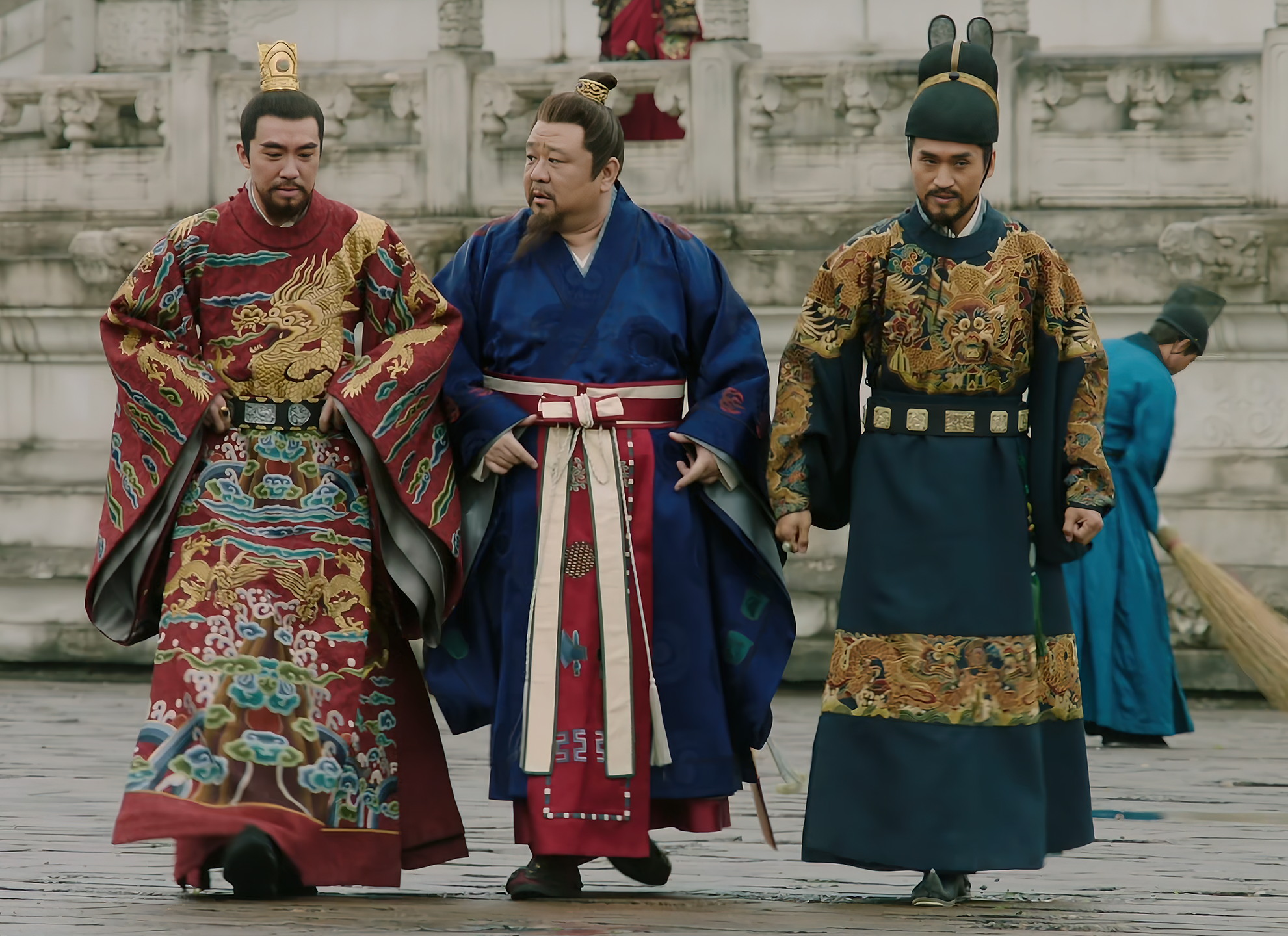 如果不考虑发型的影响,清朝服饰算丑吗?