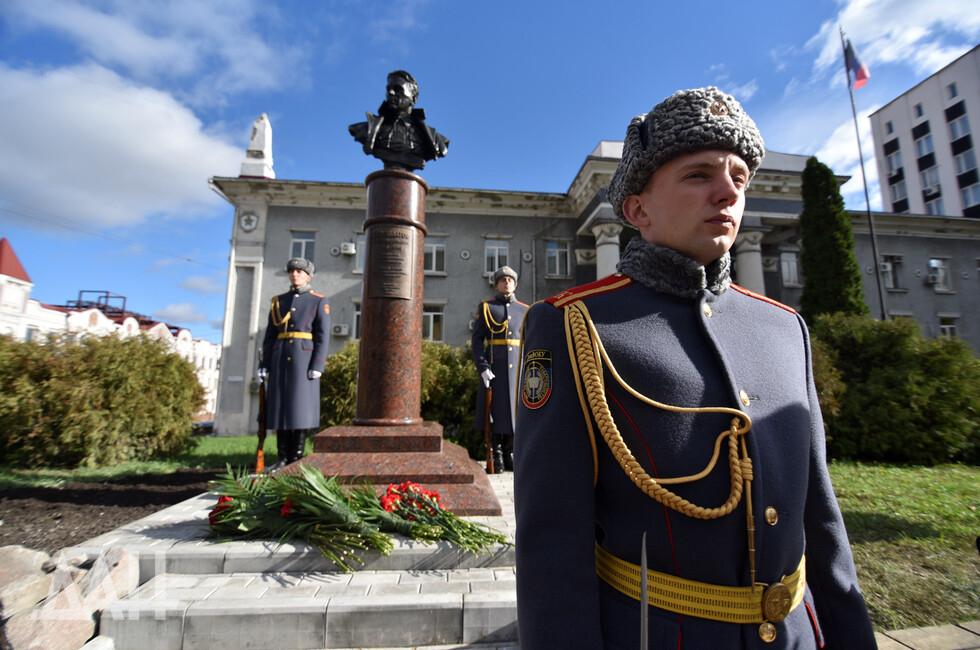 帕维尔·苏多普拉托夫纪念碑