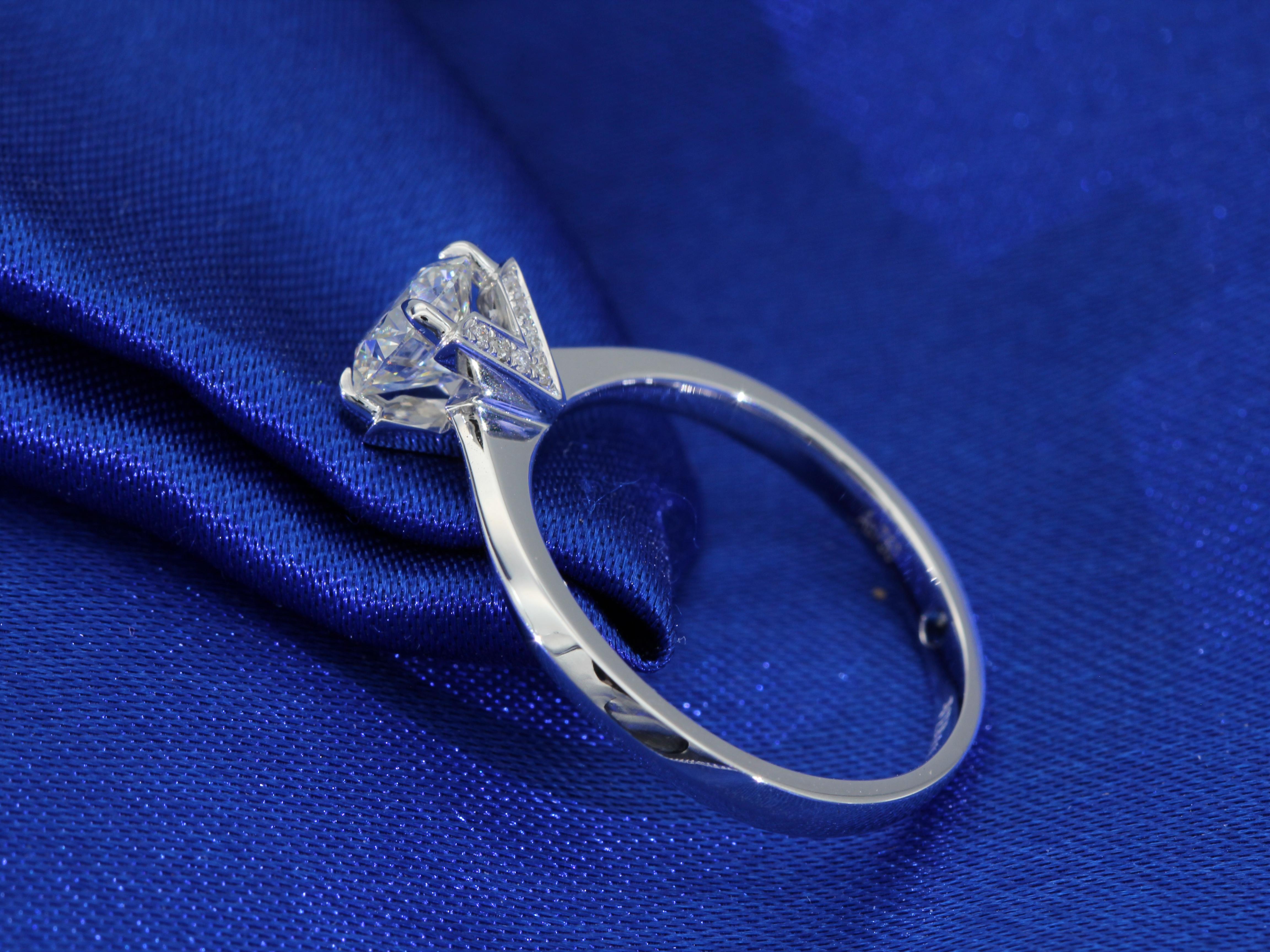 50分钻戒一般多少钱?有哪些优惠途径吗?折扣价能保真嘛? - 知乎