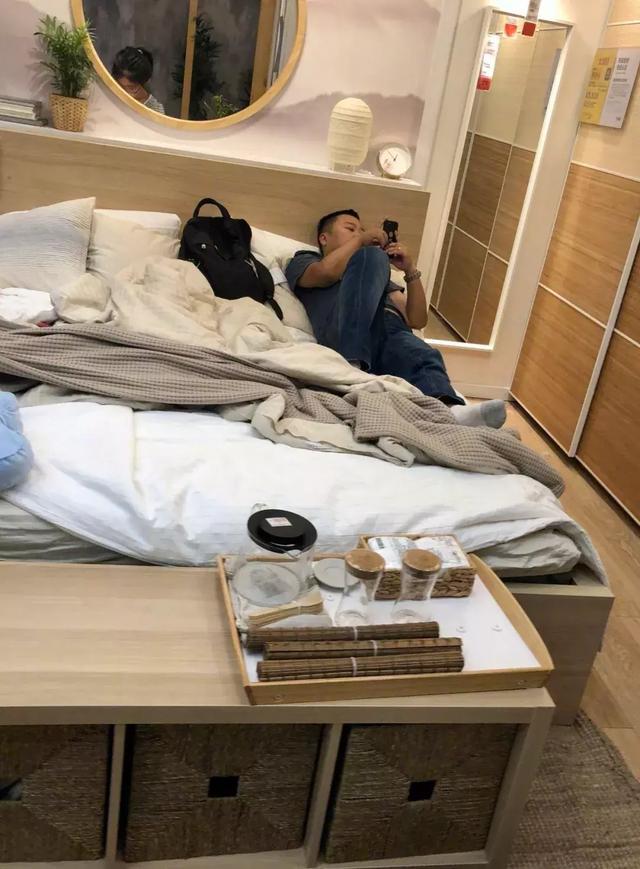 你真不必鄙夷一个酷暑天酣睡在宜家床上的人