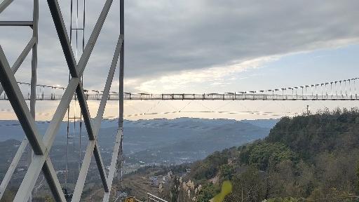 巴中市驷马水乡建在山顶上的玻璃桥好玩又刺激很多游客不敢过