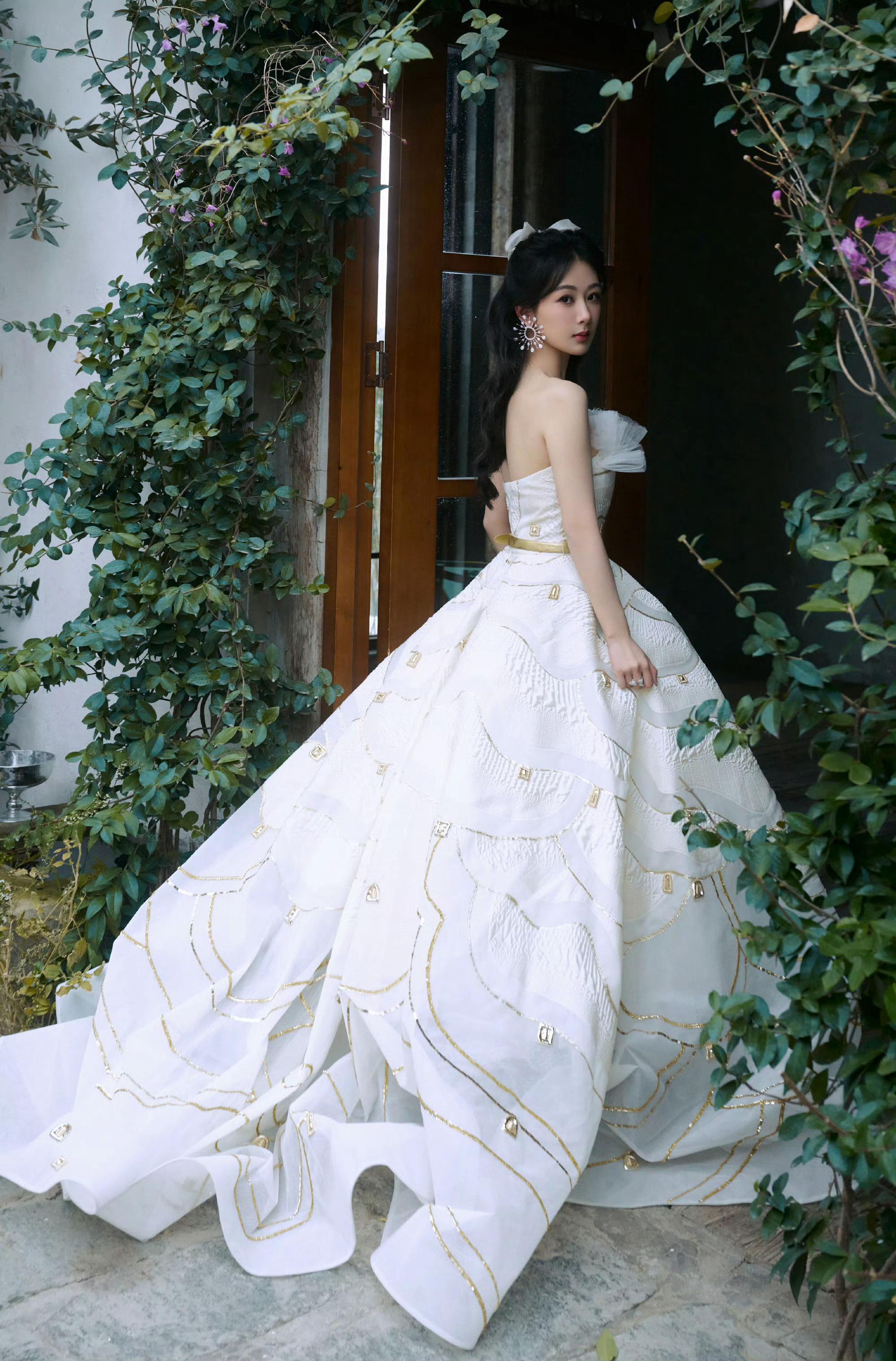 杨紫身穿白色婚纱的造型怎么样