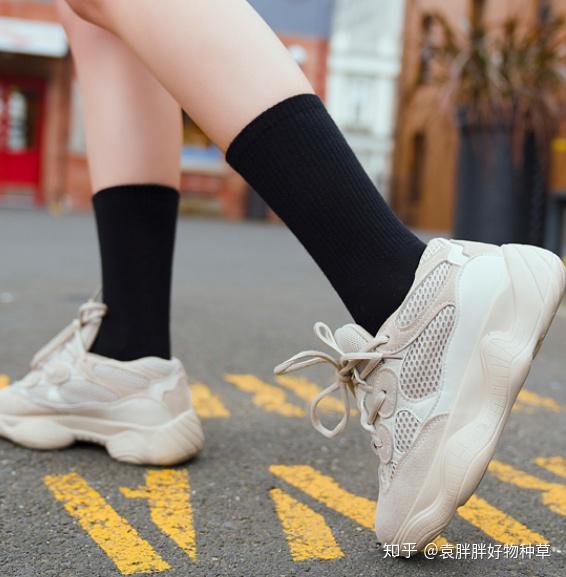 小白鞋配什么袜子好看