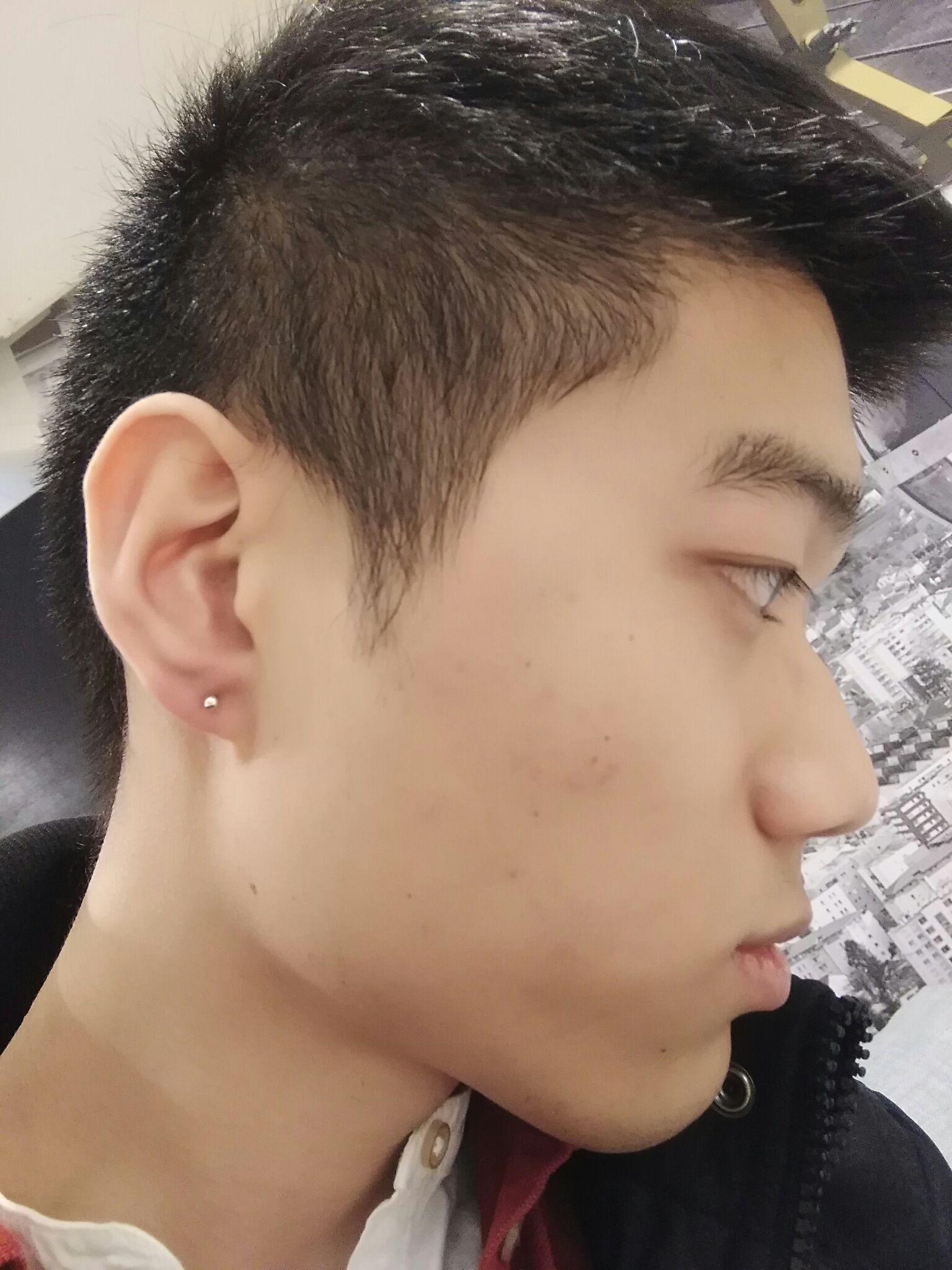 为什么国人对于男生打耳洞有很大的看法