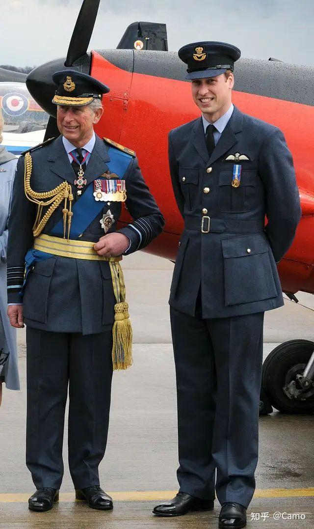 空军的制服有哪些标志性元素或配饰?