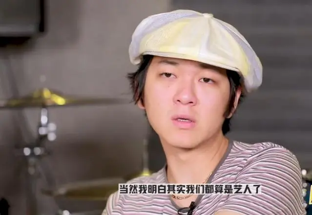 据悉男方是参加过《乐队的夏天》的盘尼西林乐队主唱张哲轩(小乐),你