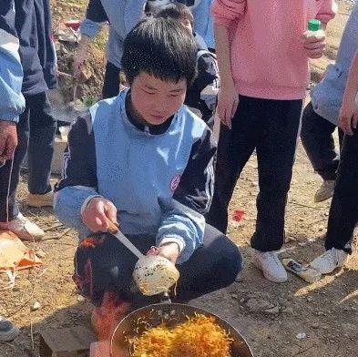 这段视频火了!网友:可以蹭饭吗?我就吃一勺…… - 知乎