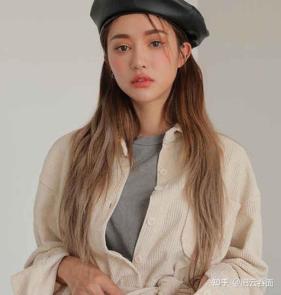 圆脸应该穿什么样子的衣服好看