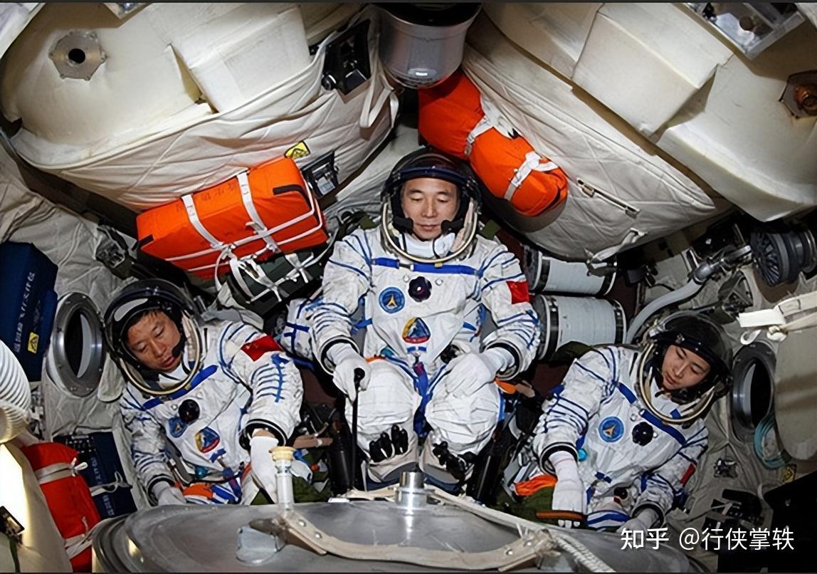 深度揭秘：航天员如何在浓缩空间里吃喝洗浴?(组图)-新华侨网
