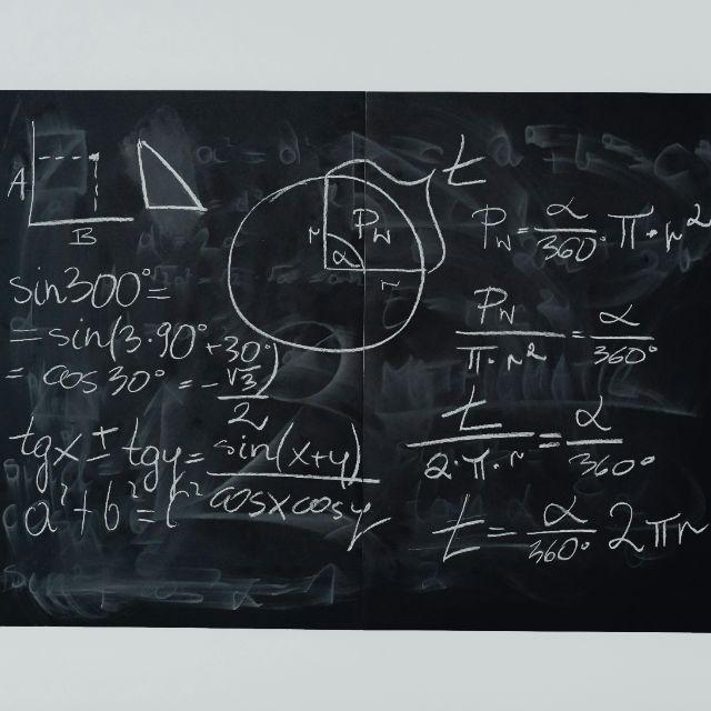 数学是人类发明的，还是宇宙本身的语言？
