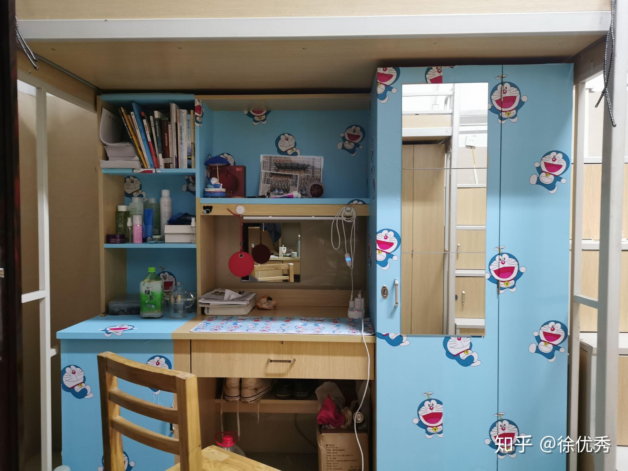 九江学院的宿舍如何啊 有独卫 阳台空调什么的吗那种上床下桌的 求