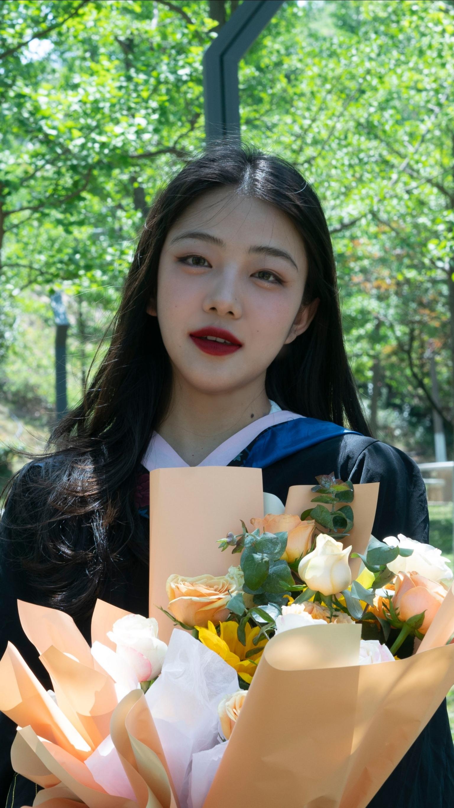 学士服怎么穿好看女生的话应该在里面最好搭配点什么好