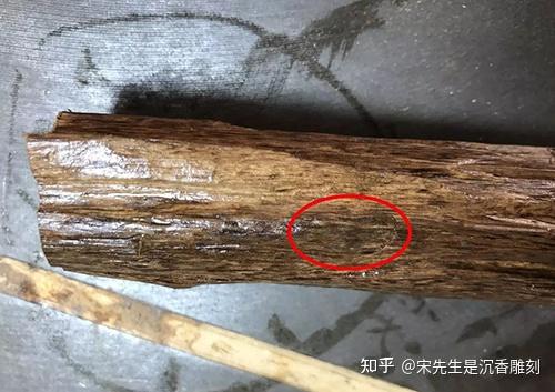 沉香开料:车珠师傅发现沉香内有