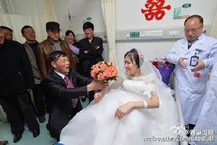 殡仪馆里的爱情故事为亡妻守灵7天办完婚礼办葬礼大连小伙诠释爱情