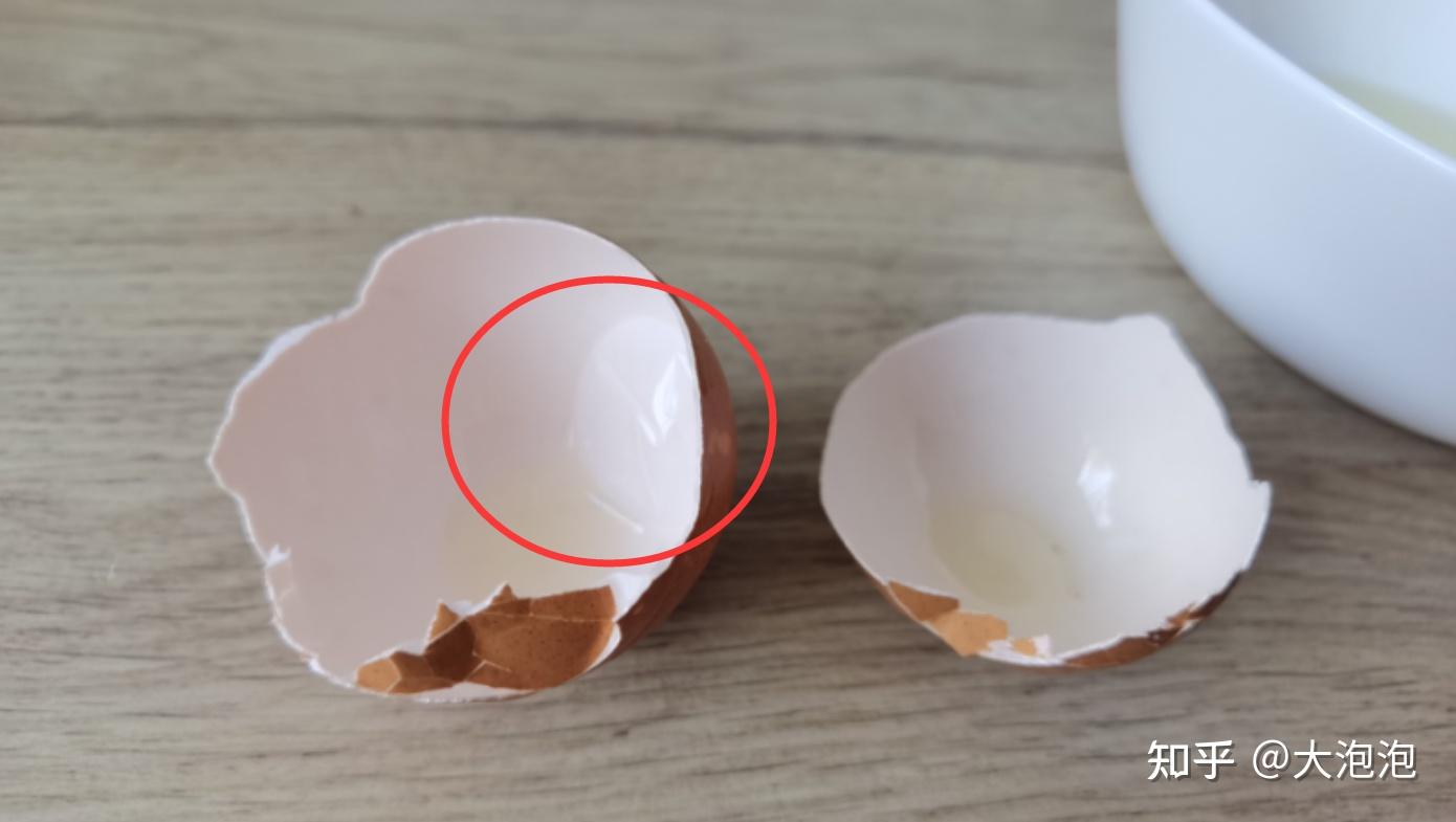 煮鸡蛋时，为什么有的蛋黄表面会变绿？