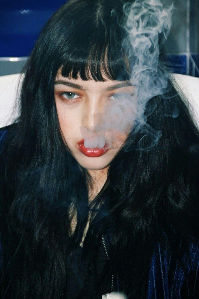 有哪些女生特别酷的或是女生抽烟的头像
