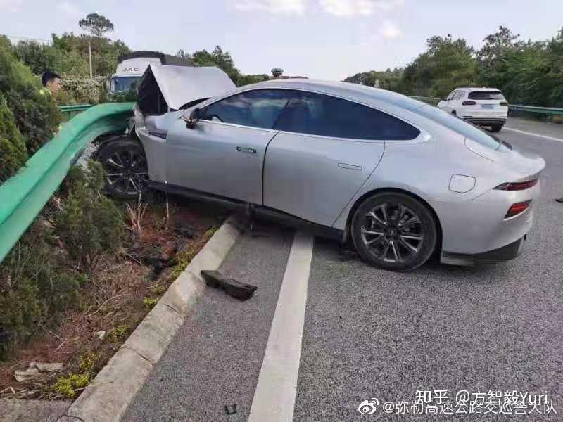 广东韶关一特斯拉追尾货车,警方通报特斯拉驾驶人当场死亡,事故原因