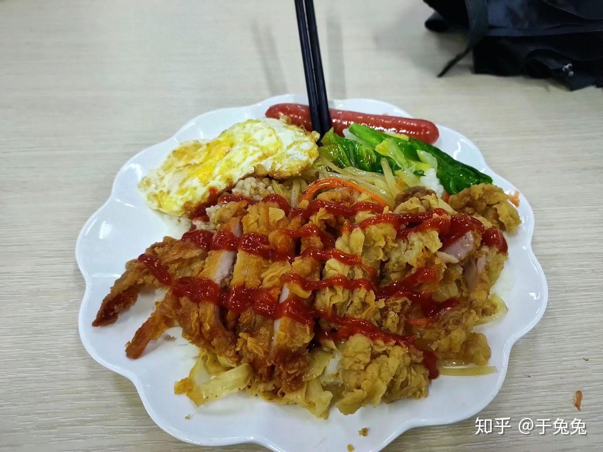 在北京物资学院里就餐是一种怎样的体验?有什么推荐的食堂和美食?