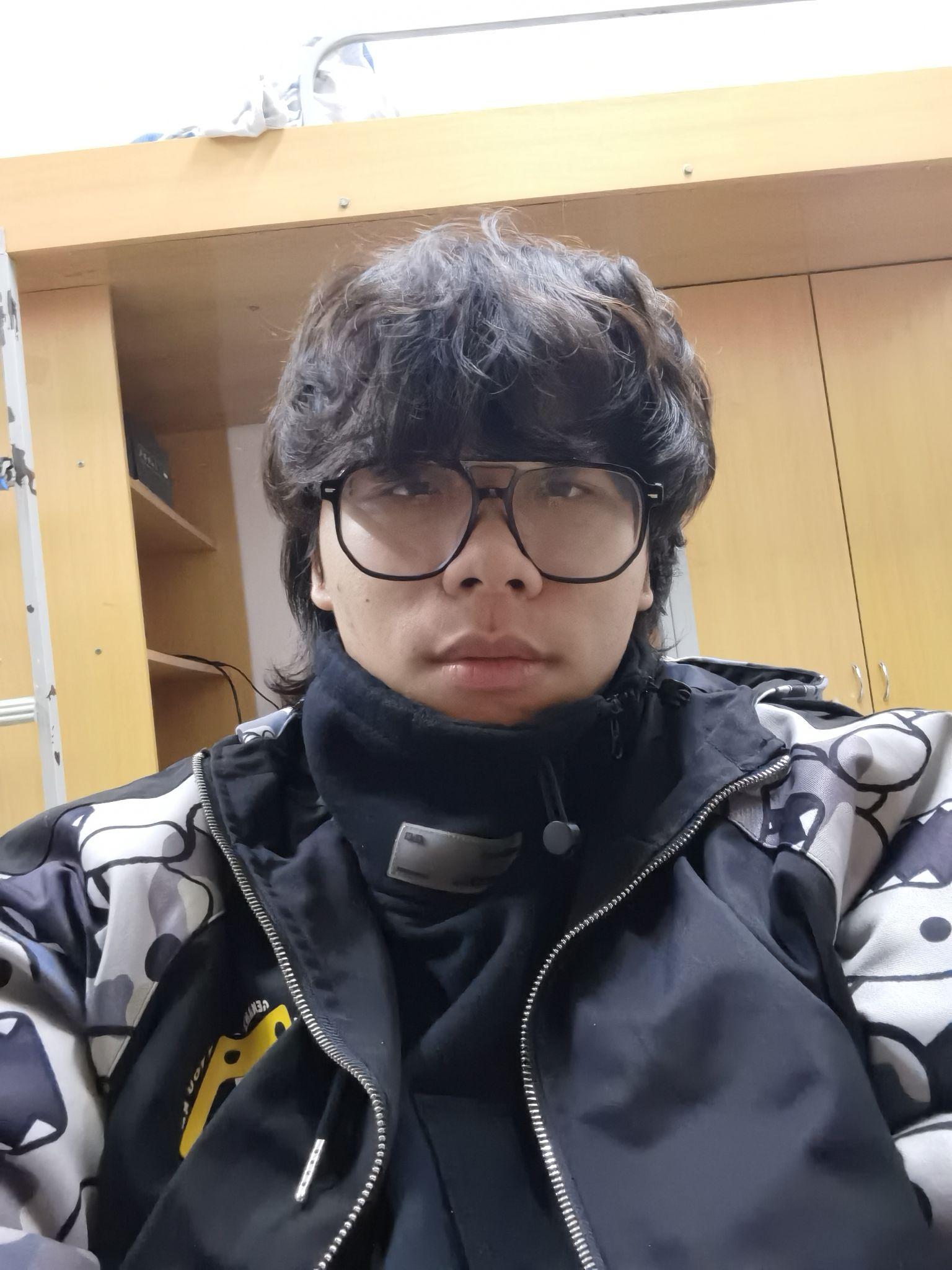 有没有长得丑的男生照片分享一下.我想知道什么样算丑 ?