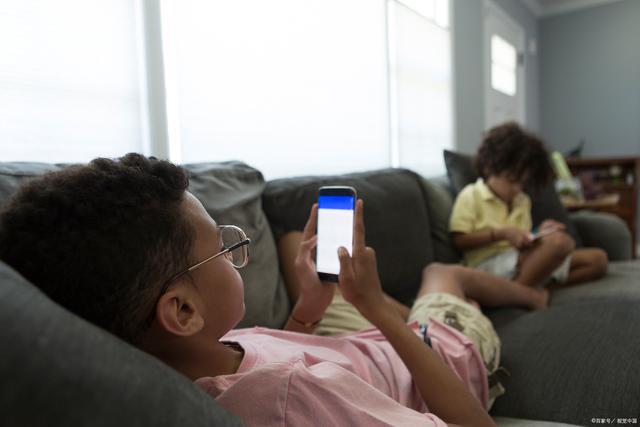 人大代表建议短视频凌晨 1 点至 5 点深夜静默，夜间强制未成年人下线，落地面临哪些难点？