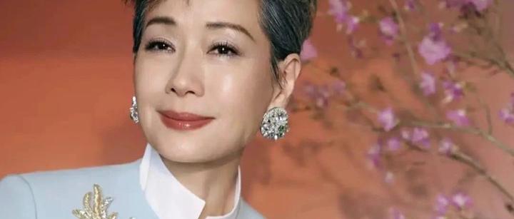 春晚的叶童才是时尚界的白月光，寸头、国风装，气质独一份儿 - 知乎