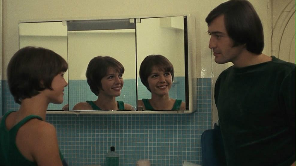 电影中有哪些利用镜子或其他类似反射面的经典桥段或场景