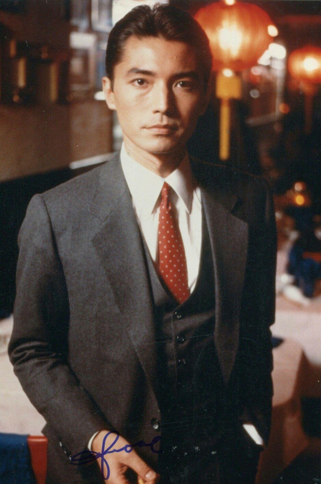 如何评价尊龙先生的绝代气质? - 知乎