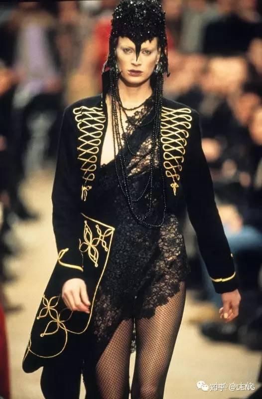如何评价服装设计师亚历山大麦昆alexandermcqueen