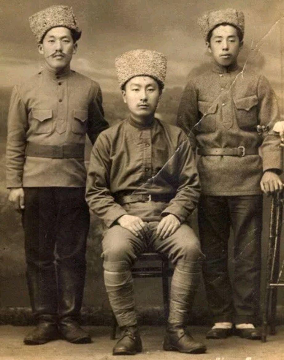 一战沙俄军队所穿军装名字叫啥,配备的武器是啥?