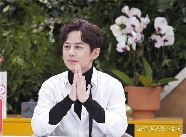 如何看待 3 月 16 日何炅被拍到与男子手牵手过马路? - 知乎