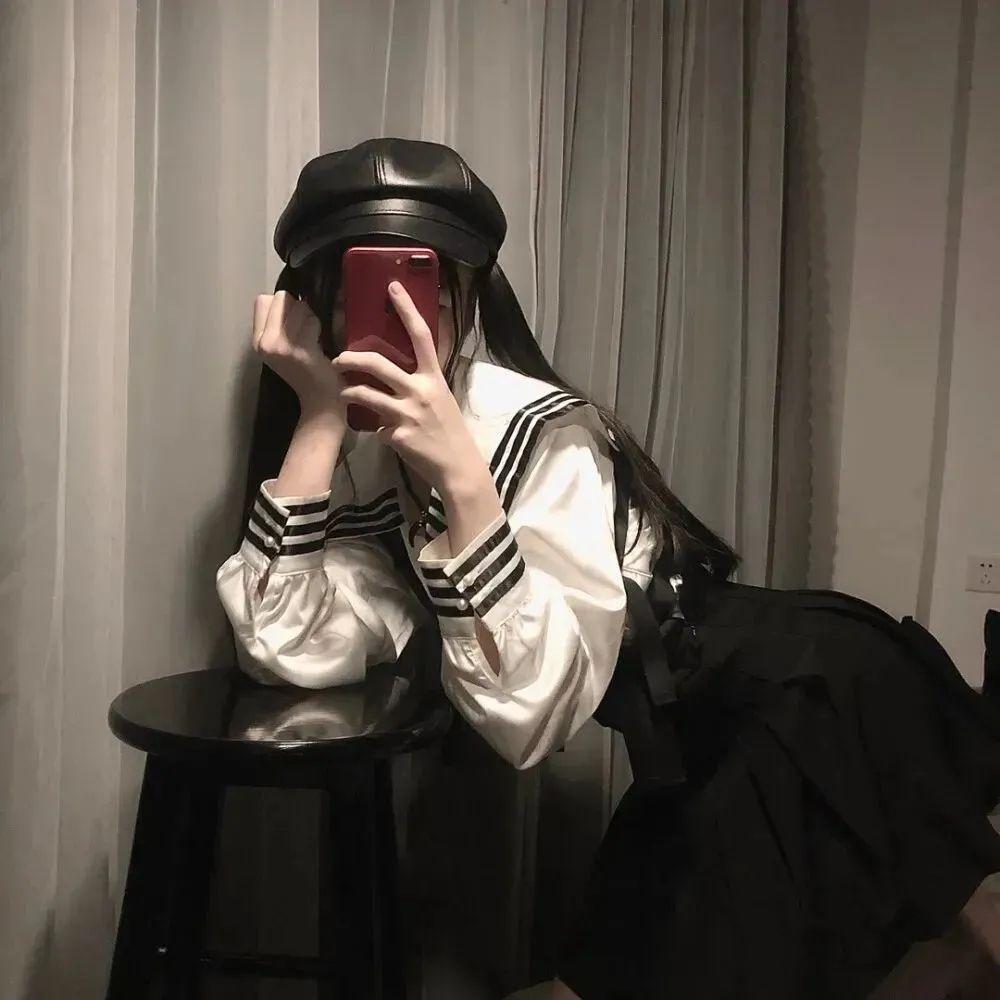 简单遮住脸的女生头像